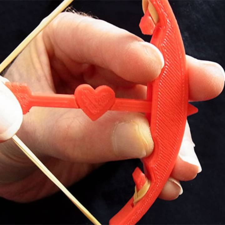 Arco e flecha impresso em 3D com uma flecha em forma de coração
