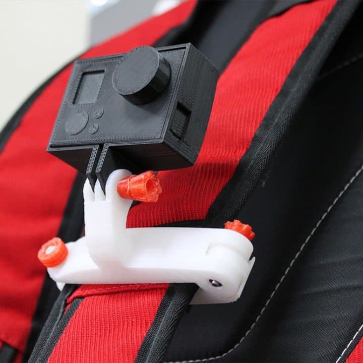 Suporte impresso em 3D para prender uma GoPro à alça de uma mochila