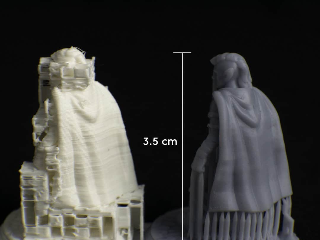 Pormenor da parte de cima dos figurinos em FDM e em resina