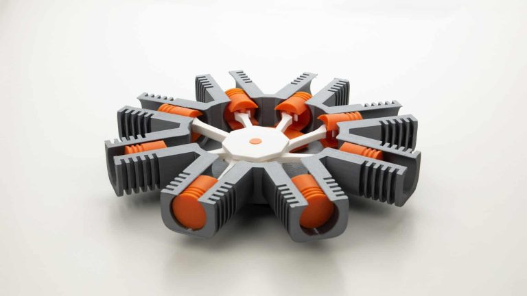 Peça mecânica impressa em 3D em cinzento e laranja