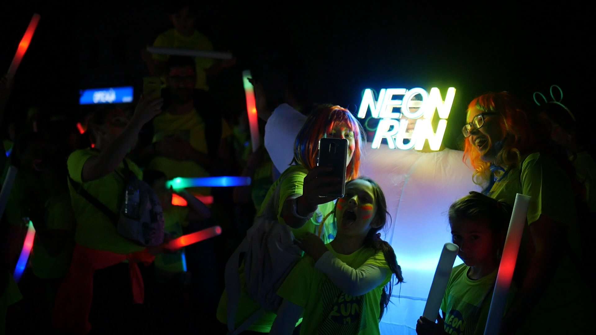 As mascotes da Neon Run a interagir com os participantes